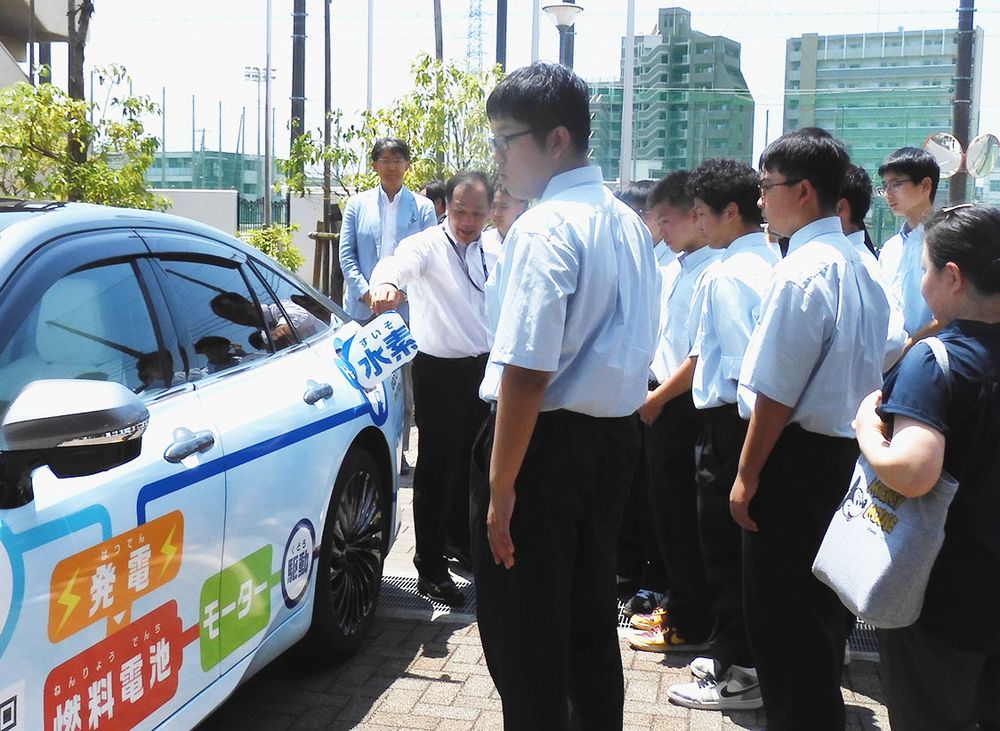 実技で熱心に講義を受ける生徒の様子を佐藤理事長が視察