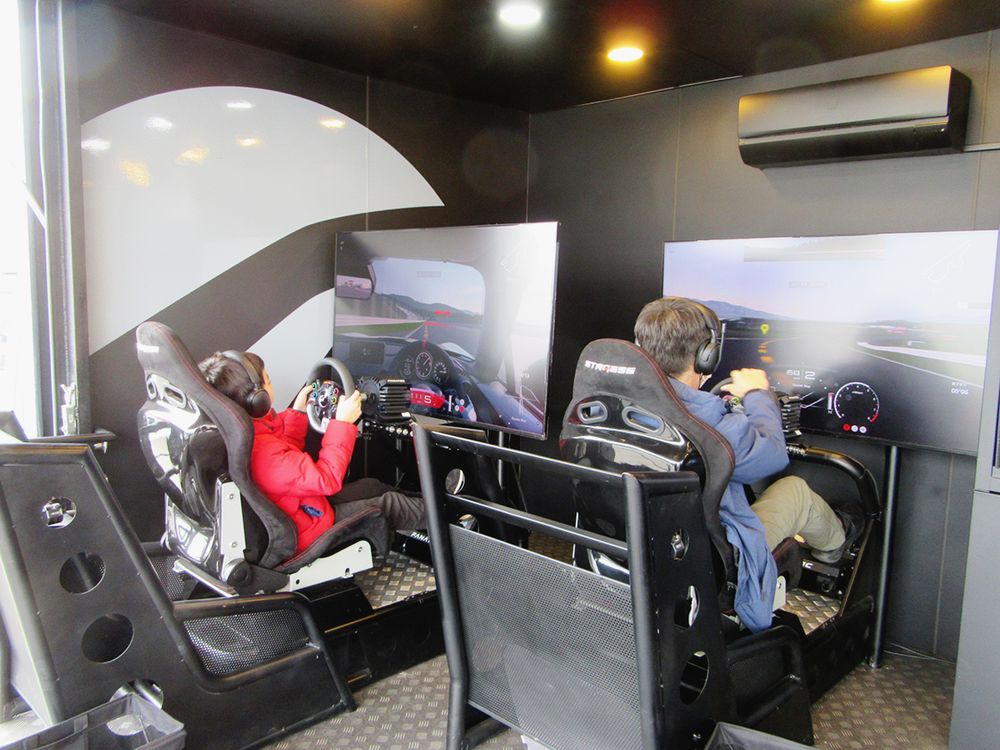 子どもから大人までｅスポーツ体験を楽しんだ
