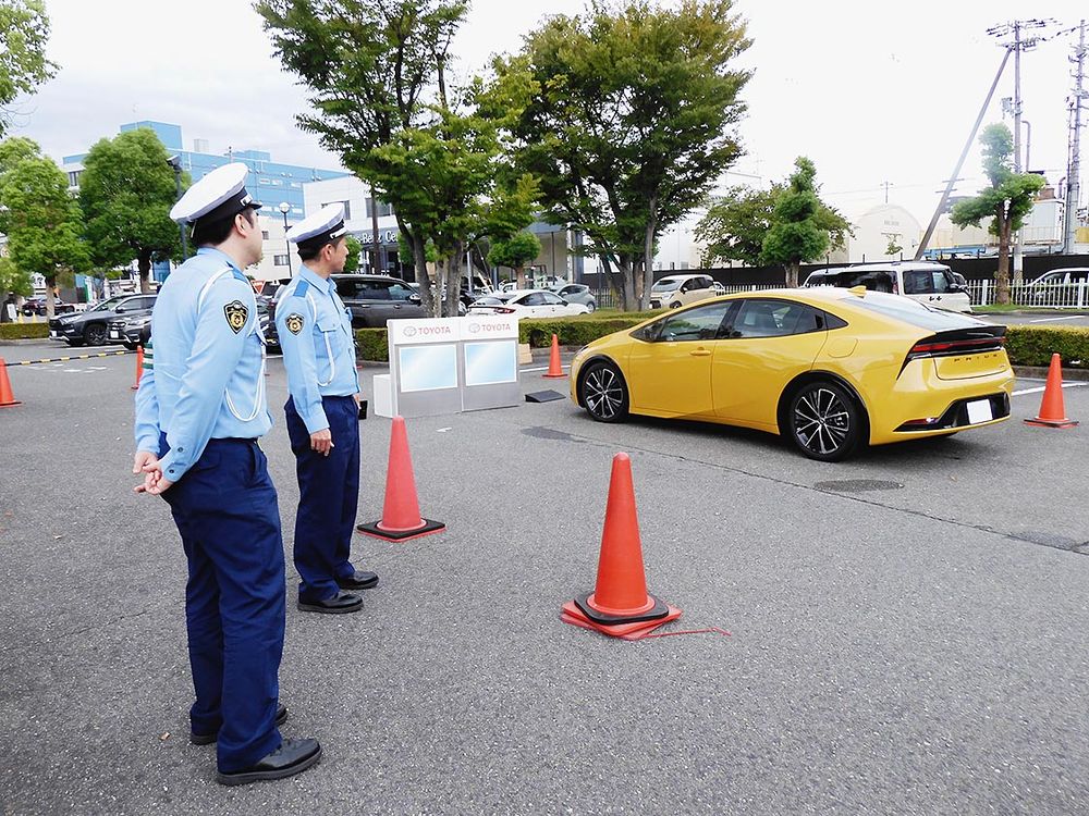「秋の全国交通安全運動」に先駆け、スポーツ施設の駐車場でサポカー体験を実施