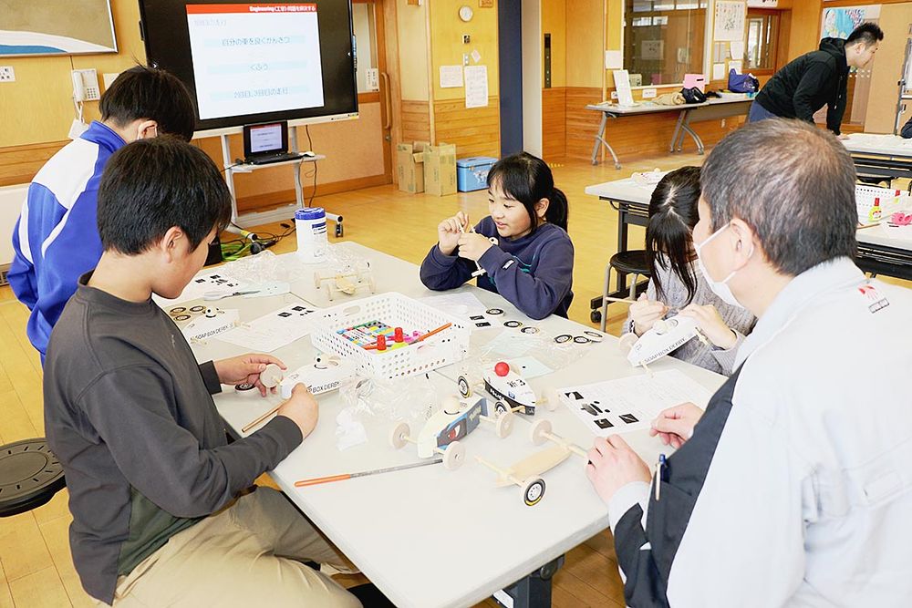 ものづくりの楽しさを学ぶ児童