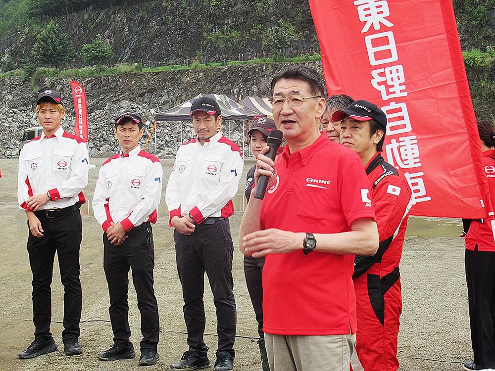参加者にあいさつする内田社長
