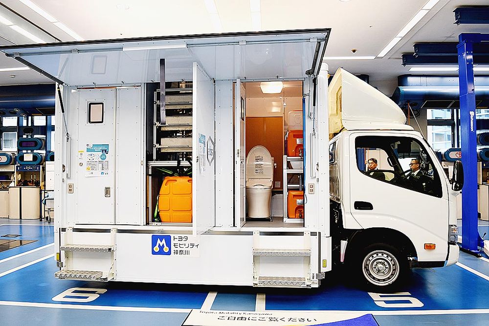 神奈川トヨタとエシックスが共同開発したトイレ洗浄水循環システム搭載車両