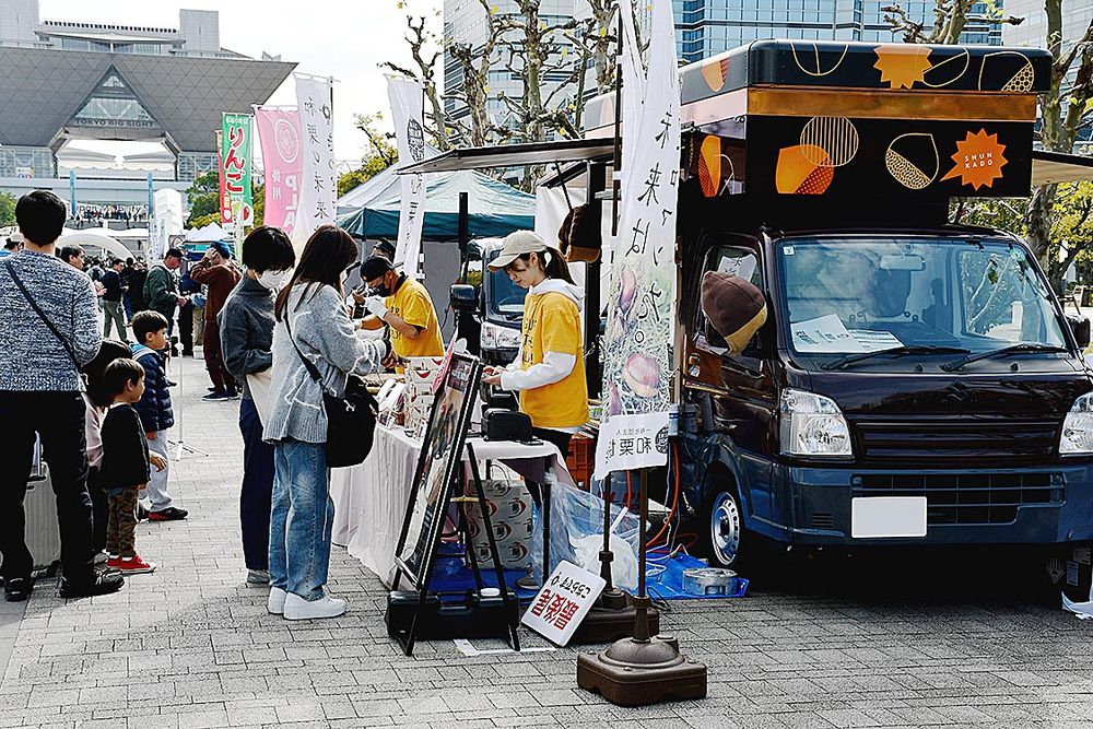 自工会が支援する軽トラ市。25年に開催した「ジャパンモビリティショー」でも実施した