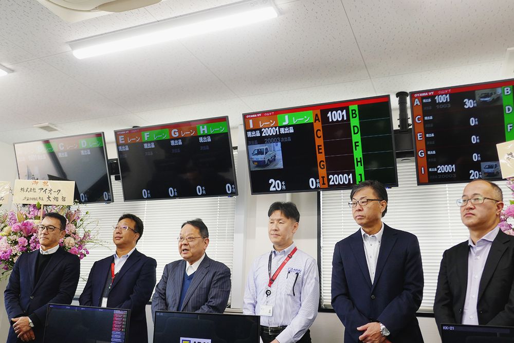 バントラオークションでは荒井会長（左から３番目）から会員に向け謝辞が述べられた