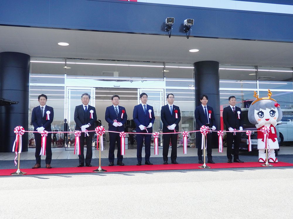オープニングセレモニーのテープカット（中央が田代社長）