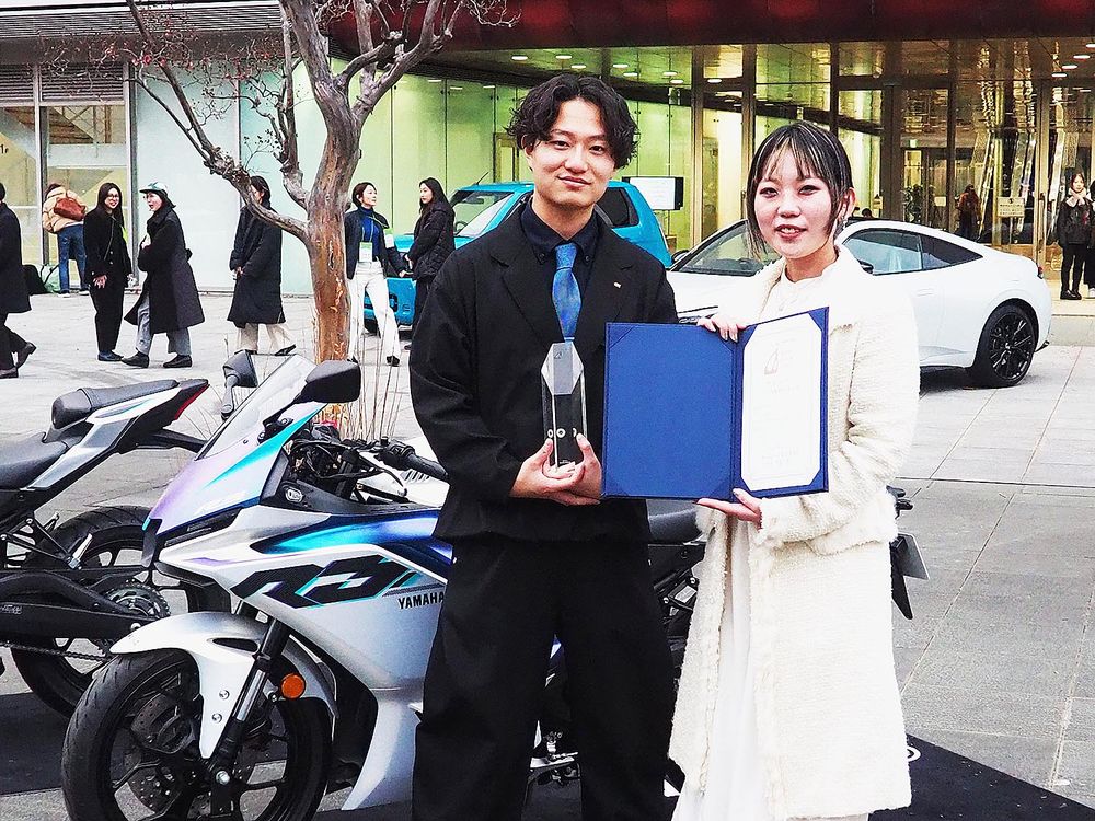 グランプリのデザインを担当した溝越万莉さん（右）と松田築さん