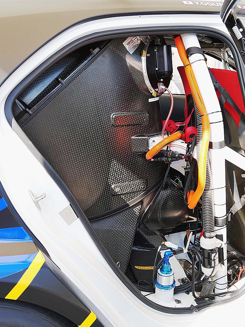 超電導モーターを内蔵の液体水素タンクは車内の後部に配置される