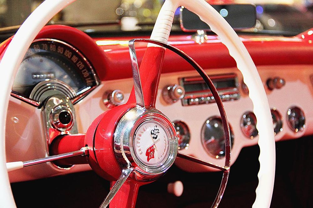 紅白で彩った鮮やかな内装