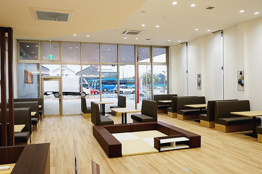 カフェテイストでプライバシーも確保した店舗設計