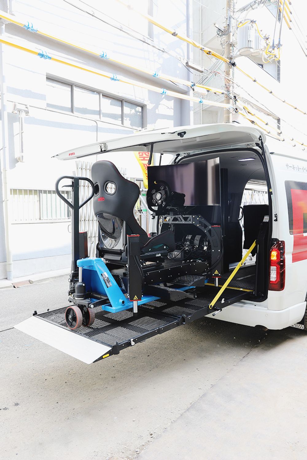 どこシミュにはリアルな運転を体験できるフルモーションドライビングシミュレーターを積載している