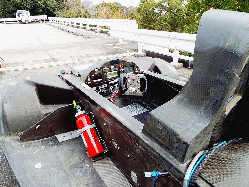 ソーラーカーのコックピット。空力性能を重視しているため、窮屈になったという