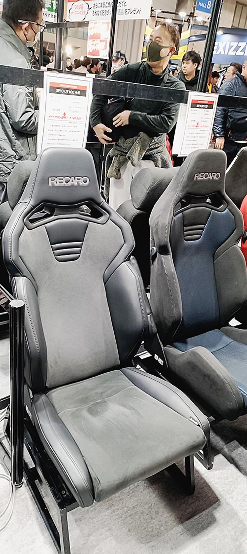 レカロで人気が出ているシート（手前）。従来品（奥）より座面の縁が低い
