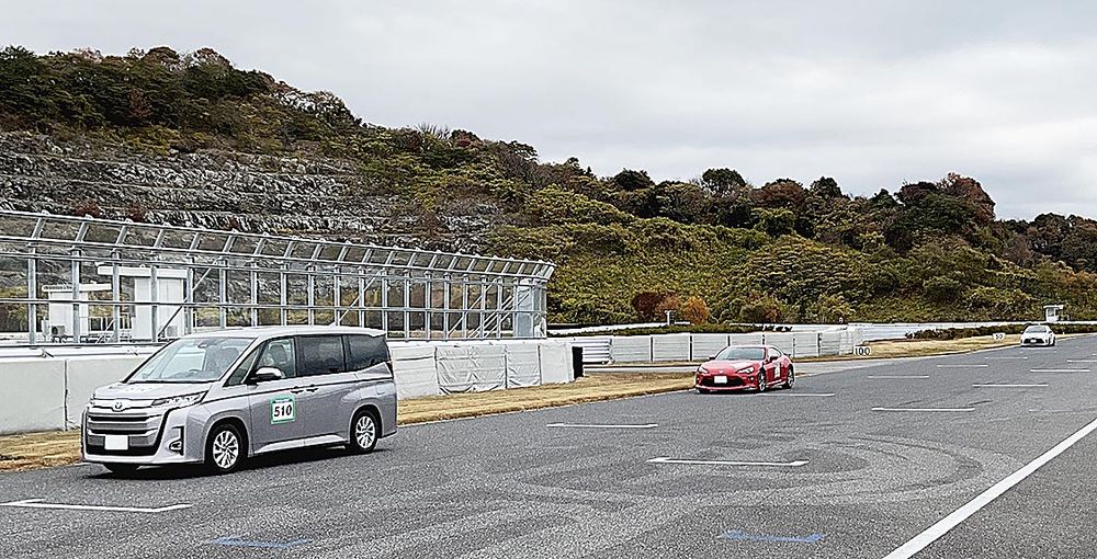 多くのドライバーがコースを疾走した
