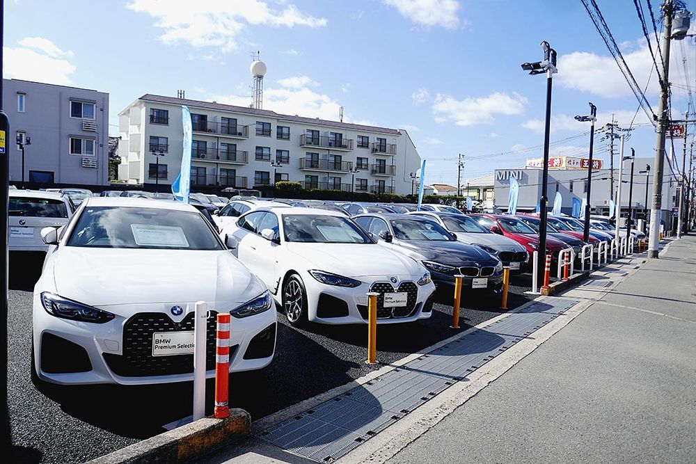 最大で９０台を並べられる展示場。交通量の多い国道に面しており、訴求力も高い