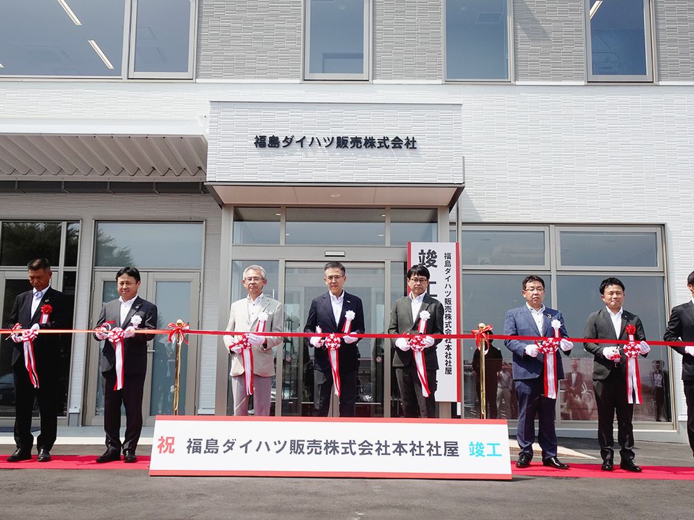 テープカットを行う藤野社長（中央）、川村顧問（中央左）、安藤武常務
