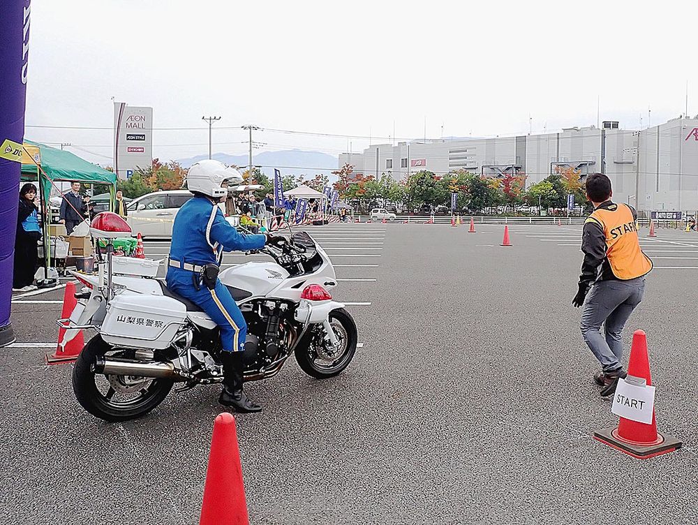 白バイもオートテストの走行コースを試走した