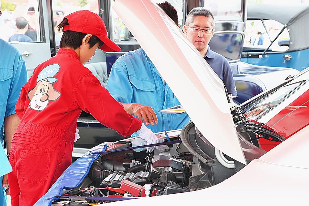 子どもたちは自動車に関する多彩な催しを楽しんだ