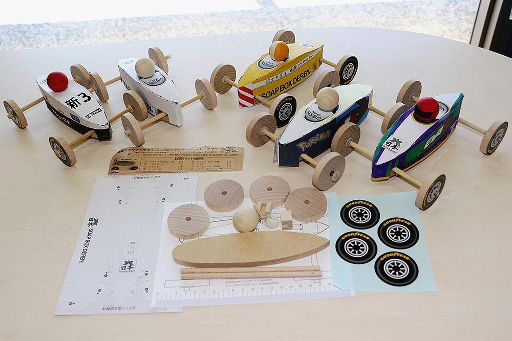 モックカー工作キット（下）と完成品（上）

