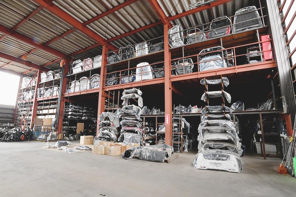 砂川の倉庫には３万点を保管しており沖縄からも注文が届く