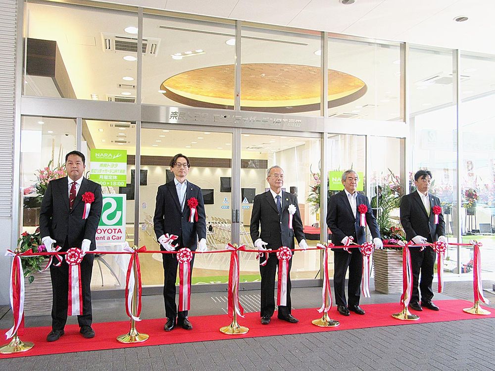 開所式のテープカットの様子