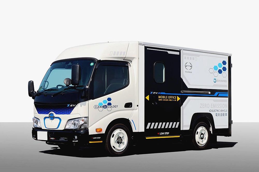 自販連大阪会員ディーラーコ―ナーで大阪日野が披露する「日野デュトロＺＥＶ」ベースのモバイルオフィス