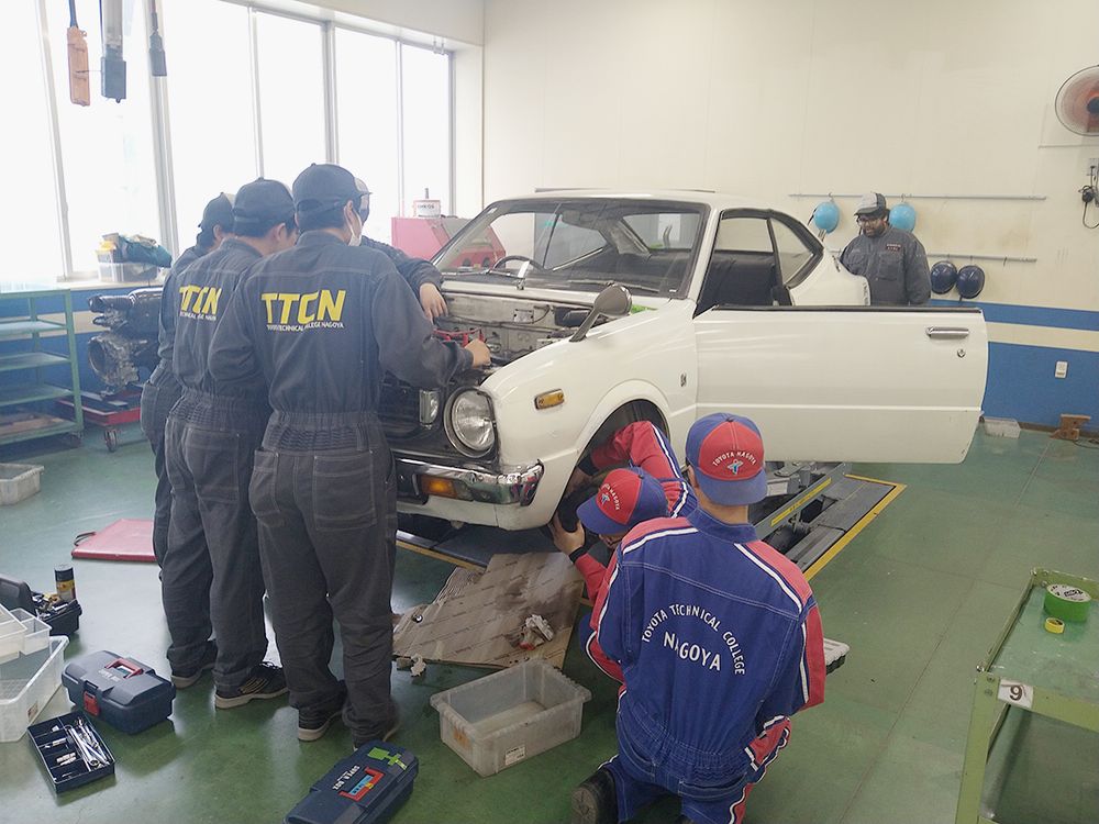 作業に打ち込む学生たち