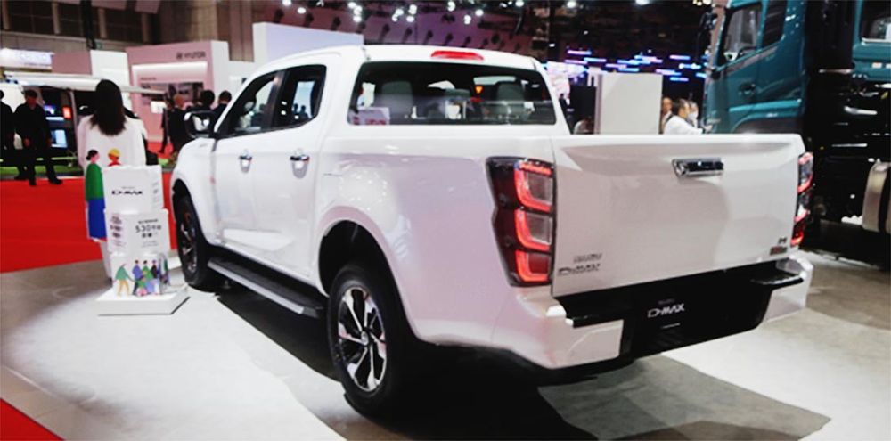（写真７―２）タイ生産のいすゞピックアップトラック「ディーマックス」。累計生産台数は５３０万台で世界１２０カ国に輸出している。ジャパンモビリティショー２０２５