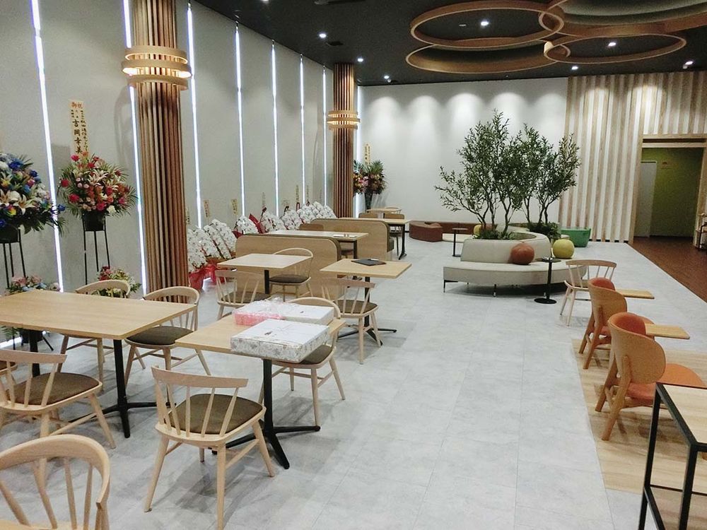 ショールームの内装や家具に秋田杉など地元木材を採用したカー秋田