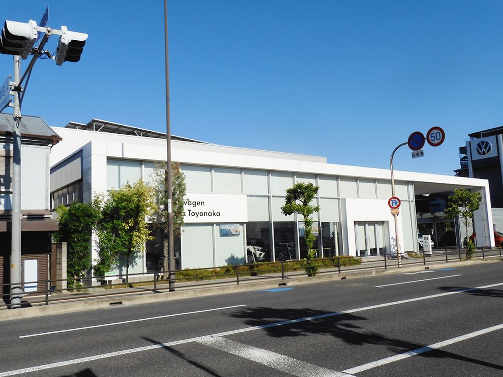 ホワイトフレームが存在感を際立たせる店舗外観