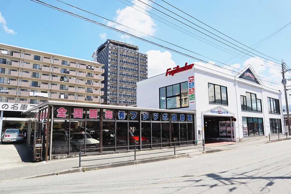 県道福岡篠栗線沿いに店舗を構える
