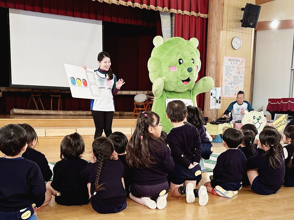 まずは歩行者の視点で信号機を確認する大切さを学ぶ