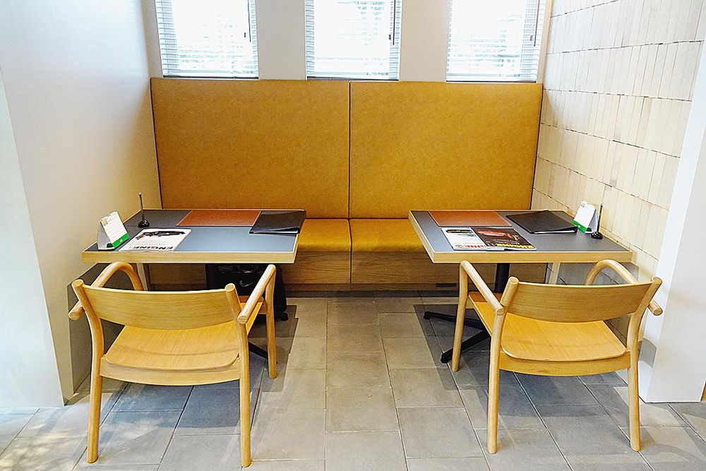 壁（右側）や床には英国製の素材を使用
