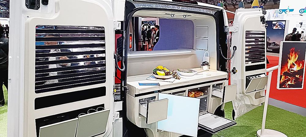 キャンピングカー仕様のＰＶ５。華やかな電装と調理器具が特徴