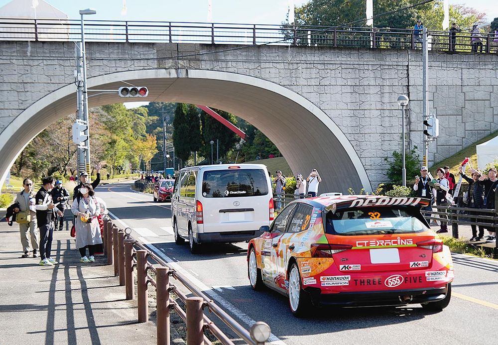 鞍ケ池公園で声援を送る