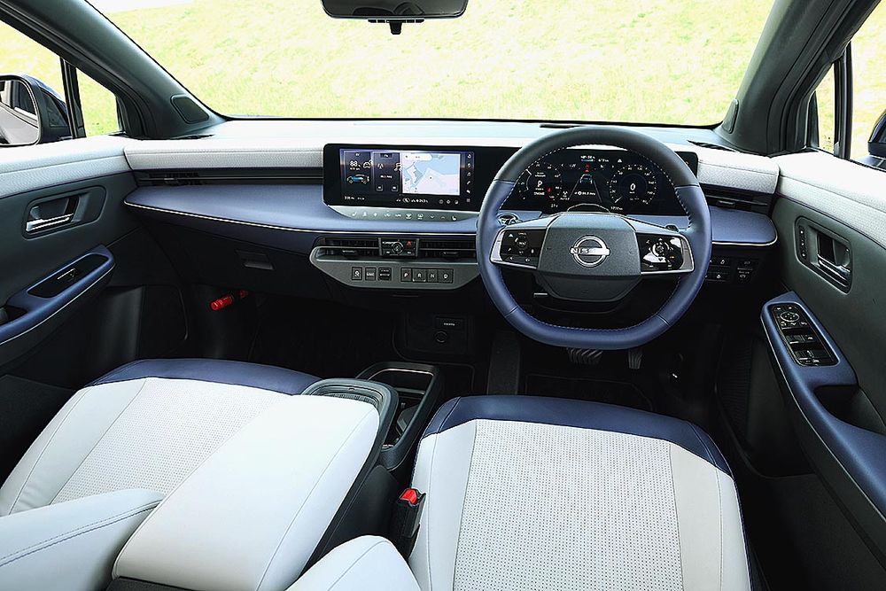 水平基調のインパネと開けた視界が特徴