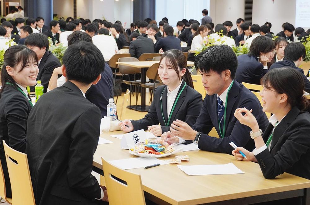内定式後の交流会で言葉を交わす村田製作所の内定者