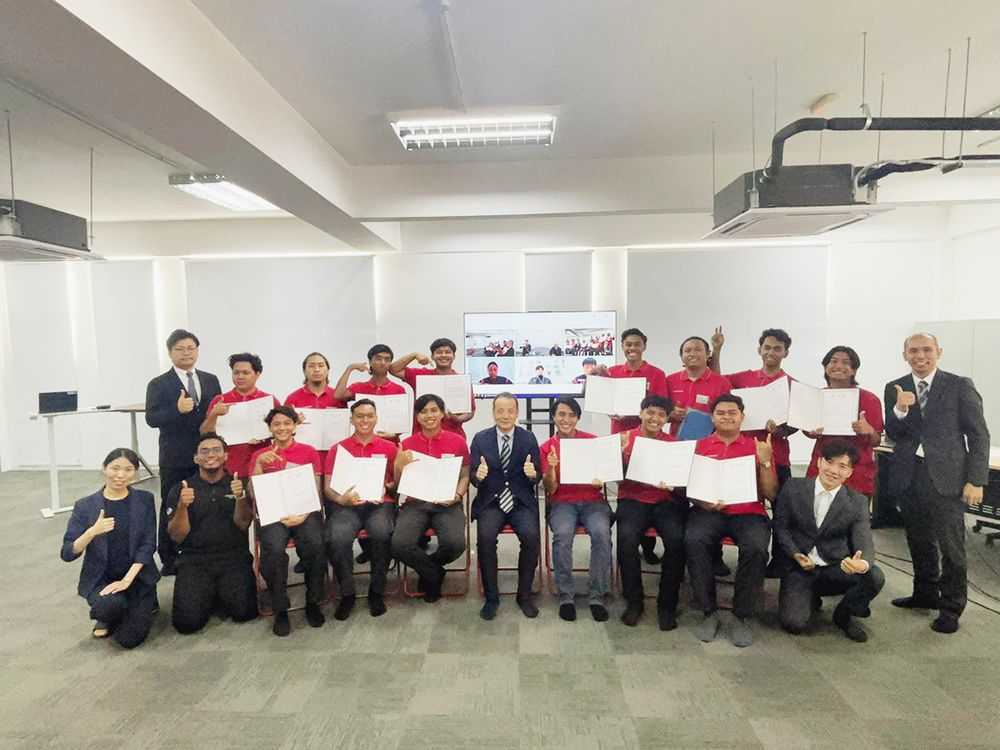 第1期生終了式の様子(真ん中が水野宏志執行役員)