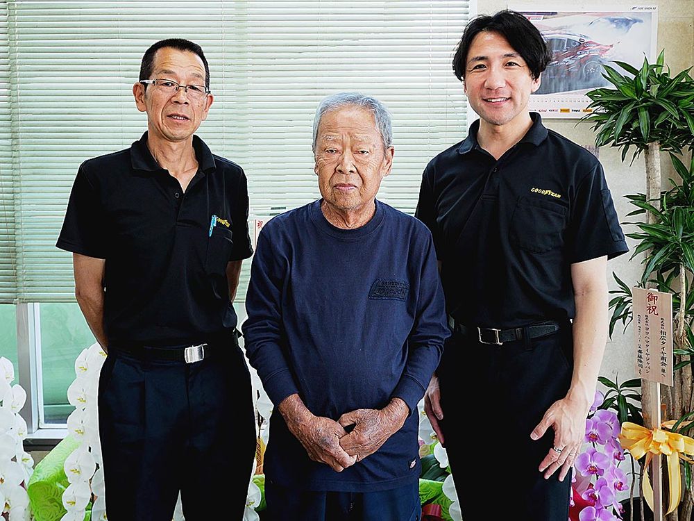 （左から）長島テクニカルアドバイザー、宮沢さん、相原専務