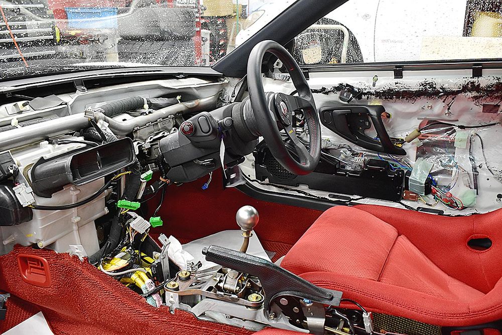 内外装のリフレッシュ作業も請け負う
