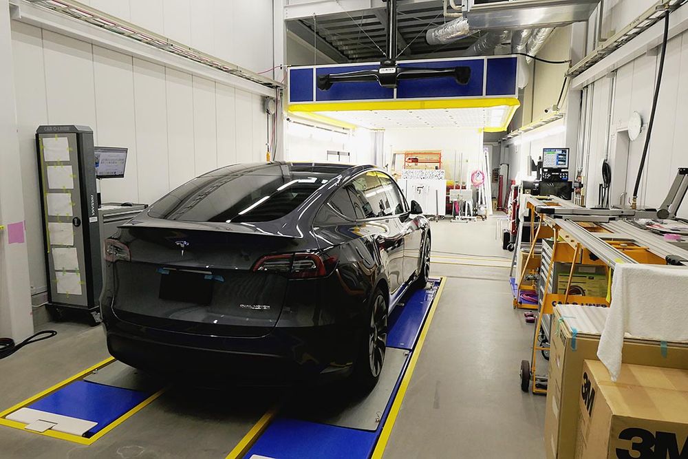 ３次元計測や四輪アライメントテスターをはじめ、充実の設備を誇る