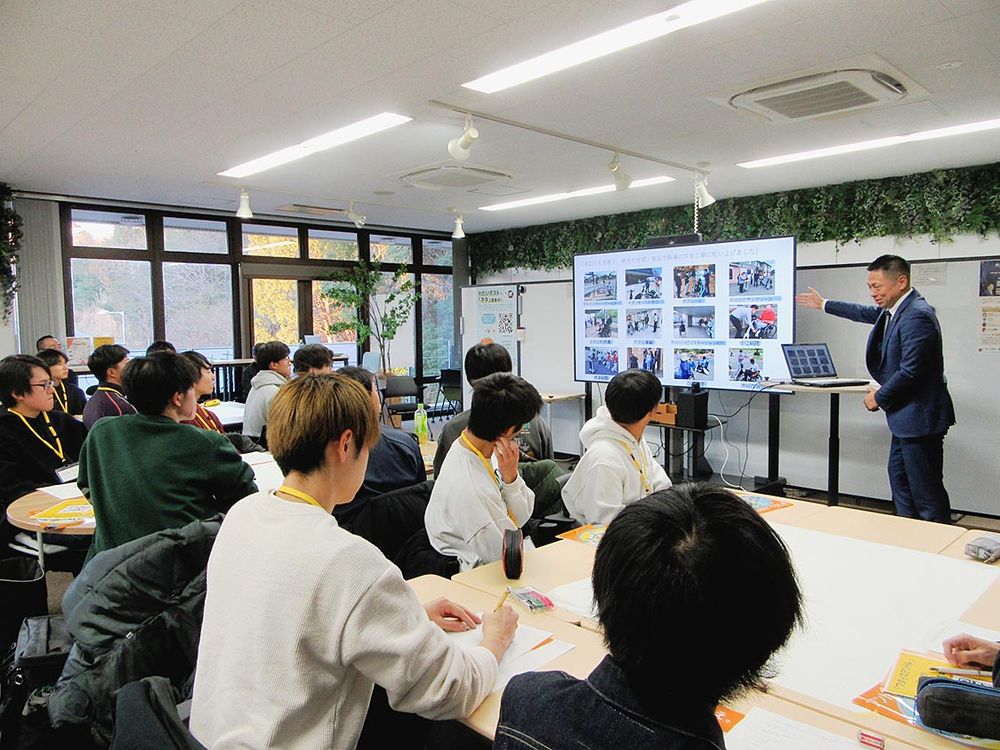 トヨタカローラ和歌山の社会課題解決に向けた活動について、熱心に耳を傾ける参加者