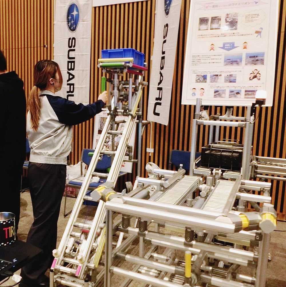 スバル群馬製作所が出品した部品箱を上段に軽々運べるリフター
