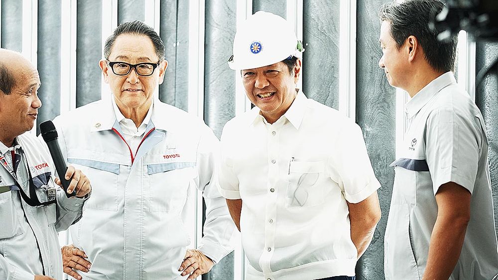 トヨタ自動車の豊田会長（左）の案内で、比マルコス大統領（中央）がTMPを視察（2023年8月）〈トヨタ自動車広報提供〉
