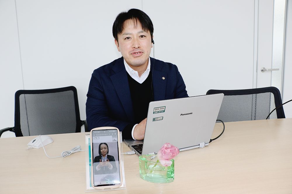 ビデオ通話で手話オペレーターが会話を通訳