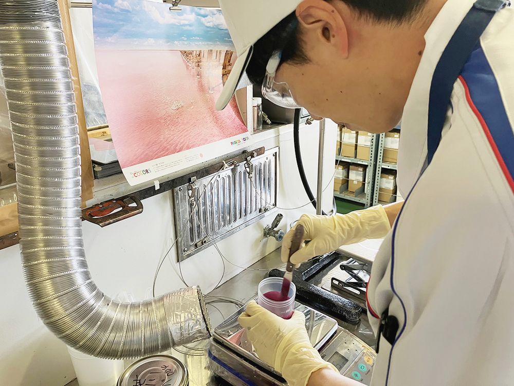 実現したい色を生み出すため、顔料やメタリックなどの材料を調合する創色士