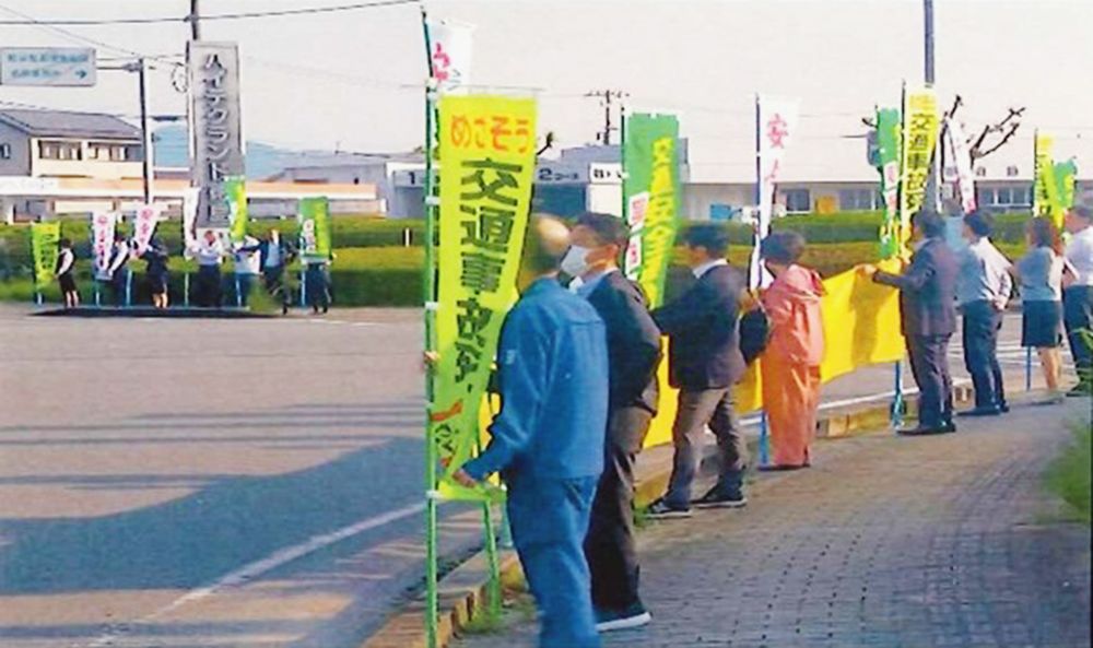 徳島県内の自動車関連業界団体と行政機関が合同で実施した（交通安全街頭活動の様子）