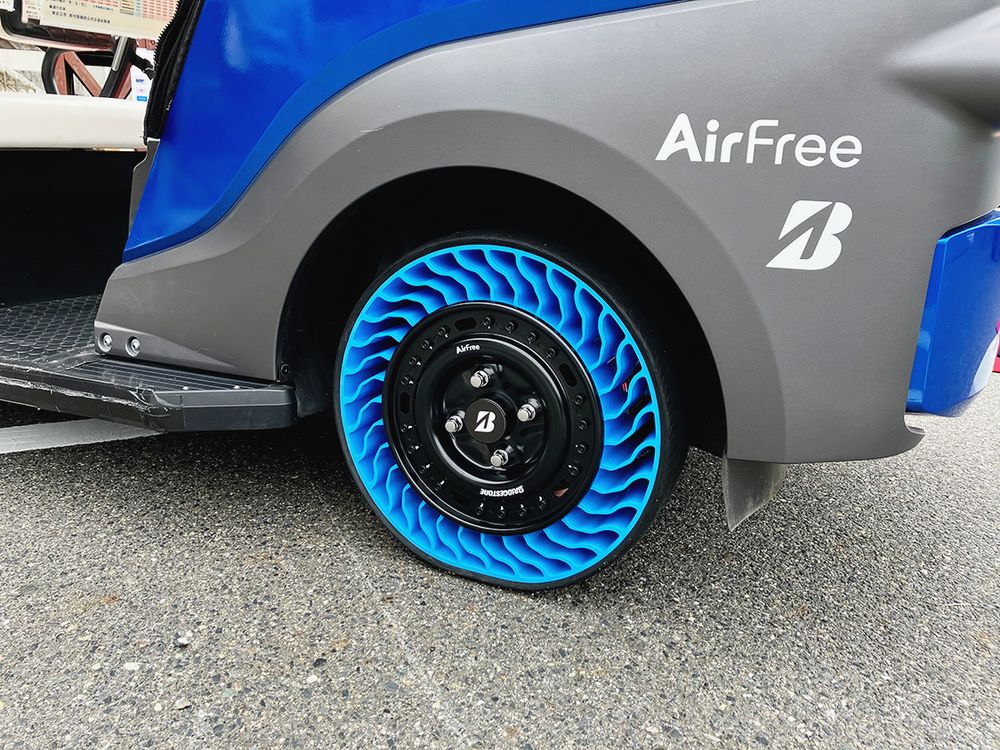 けい流カーに装着したエアフリー。走行時の振動の軽減効果もあるという