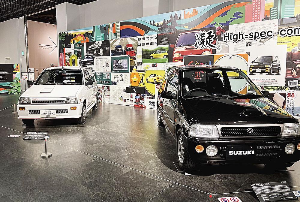 右からスズキ「セルボ・モード」、ダイハツ「ミラ」