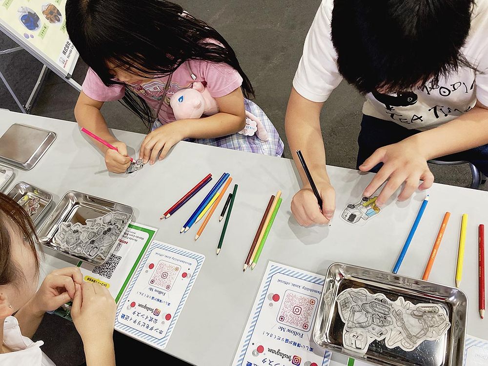 ワークショップに取り組む子どもたち