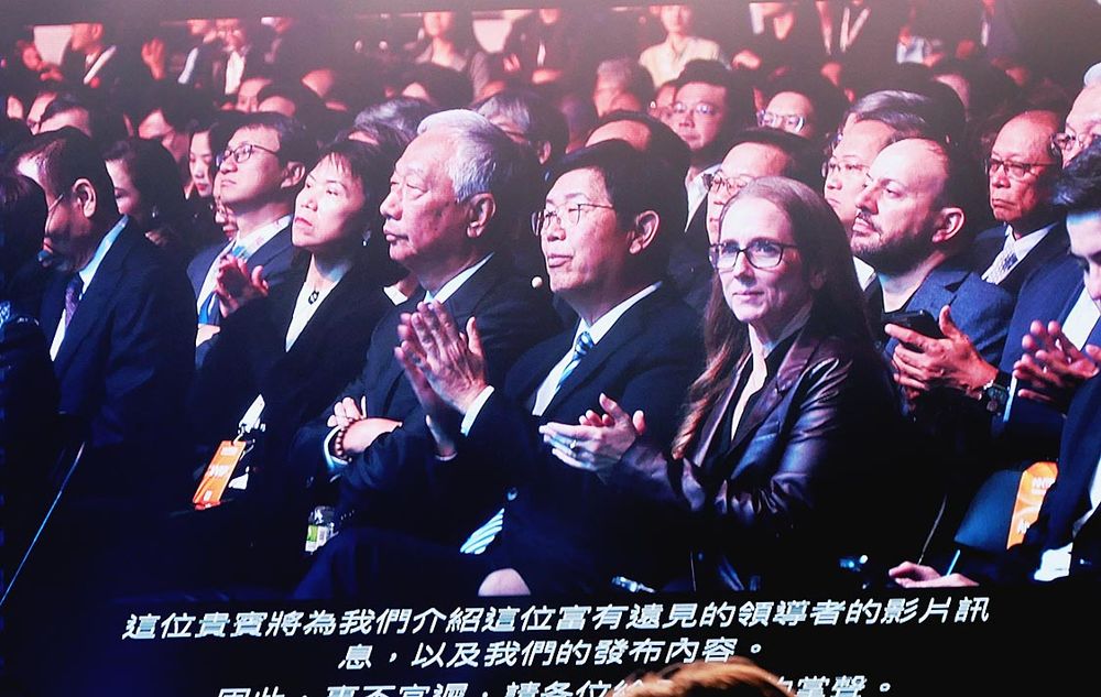 ステージのテリー・ゴウ氏らも画面に大きく登場した
